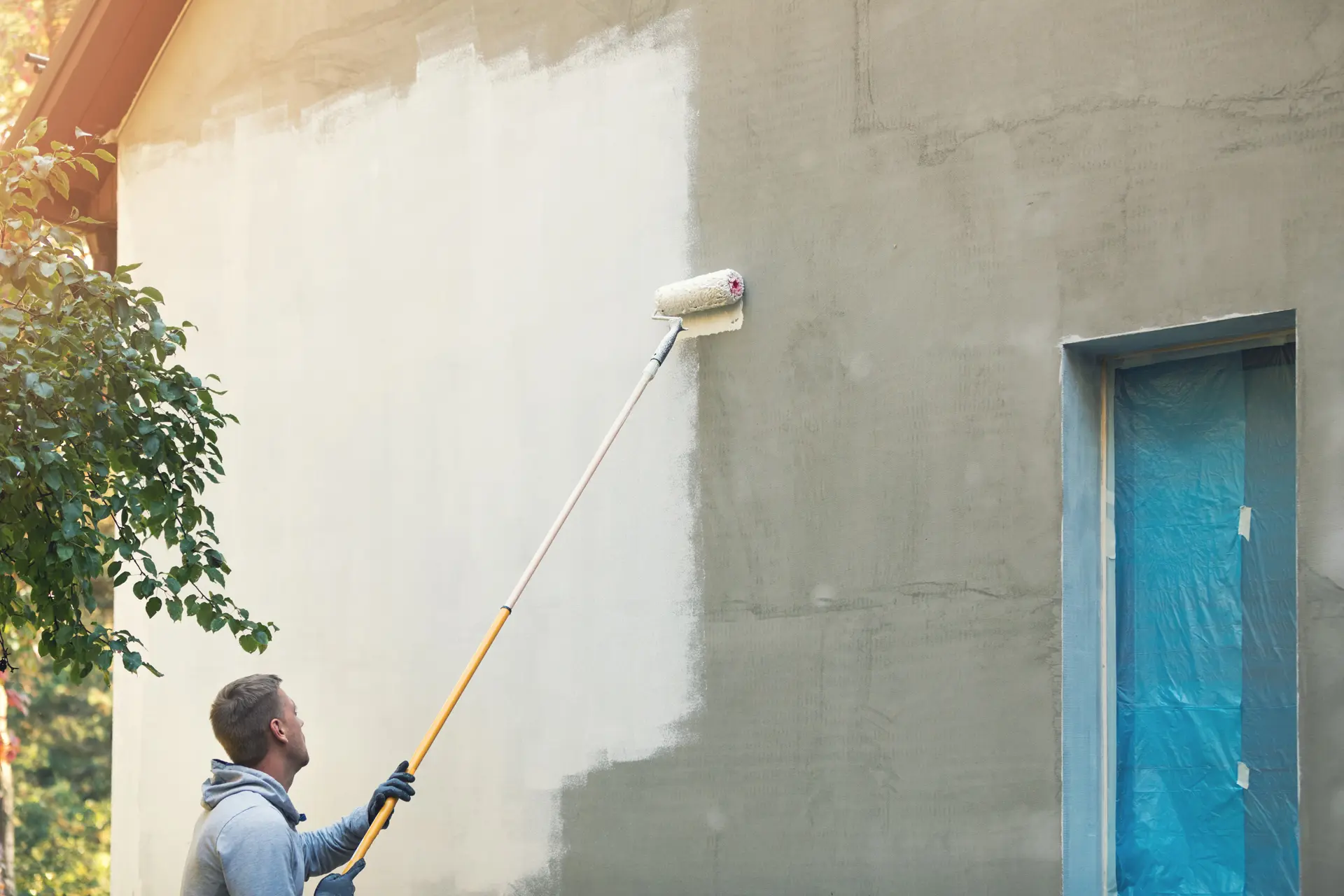 Pintor trabajando en una fachada en Logroño